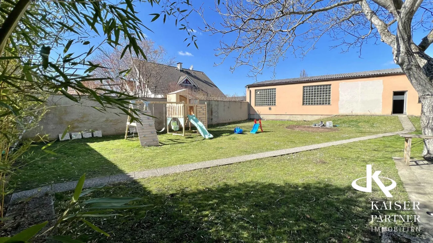 Geräumiges Familienhaus mit 3 Einheiten! Neurenovierte, moderne Wohnung, Büro, Einliegerwohnung, Garagen, Halle! - Bild 1