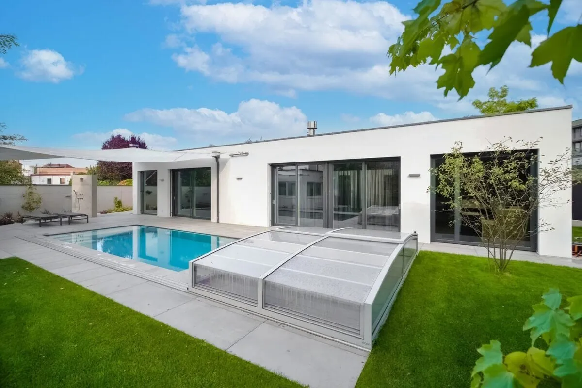 Traumhafter Bungalow mit Pool und Doppelgarage - Bild 1
