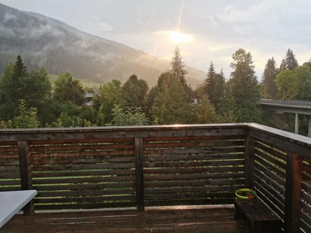 Eigentumswohnung mit großer westseitiger Terrasse und ostseitigem Balkon, Garten, Garage u. Parkplätze - Bild 1