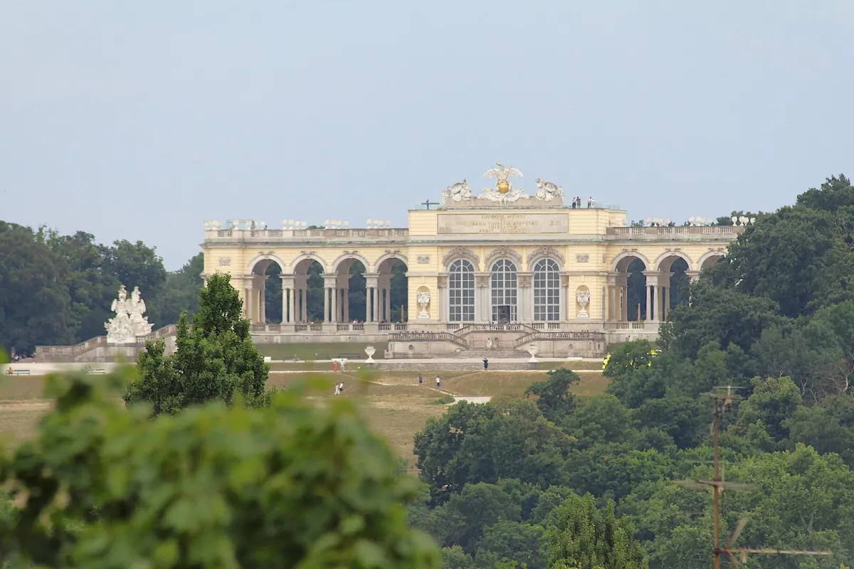 Schloss Schönbrunn und Gloriette: geplanter Rohdachboden bei U4 Hietzing - Bild 1