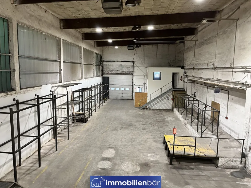 Große Lagerhalle mit Büro in Betriebsbaugebiet – mit Genehmigung für „Schlosserei“, Nähe Wels - Bild 1
