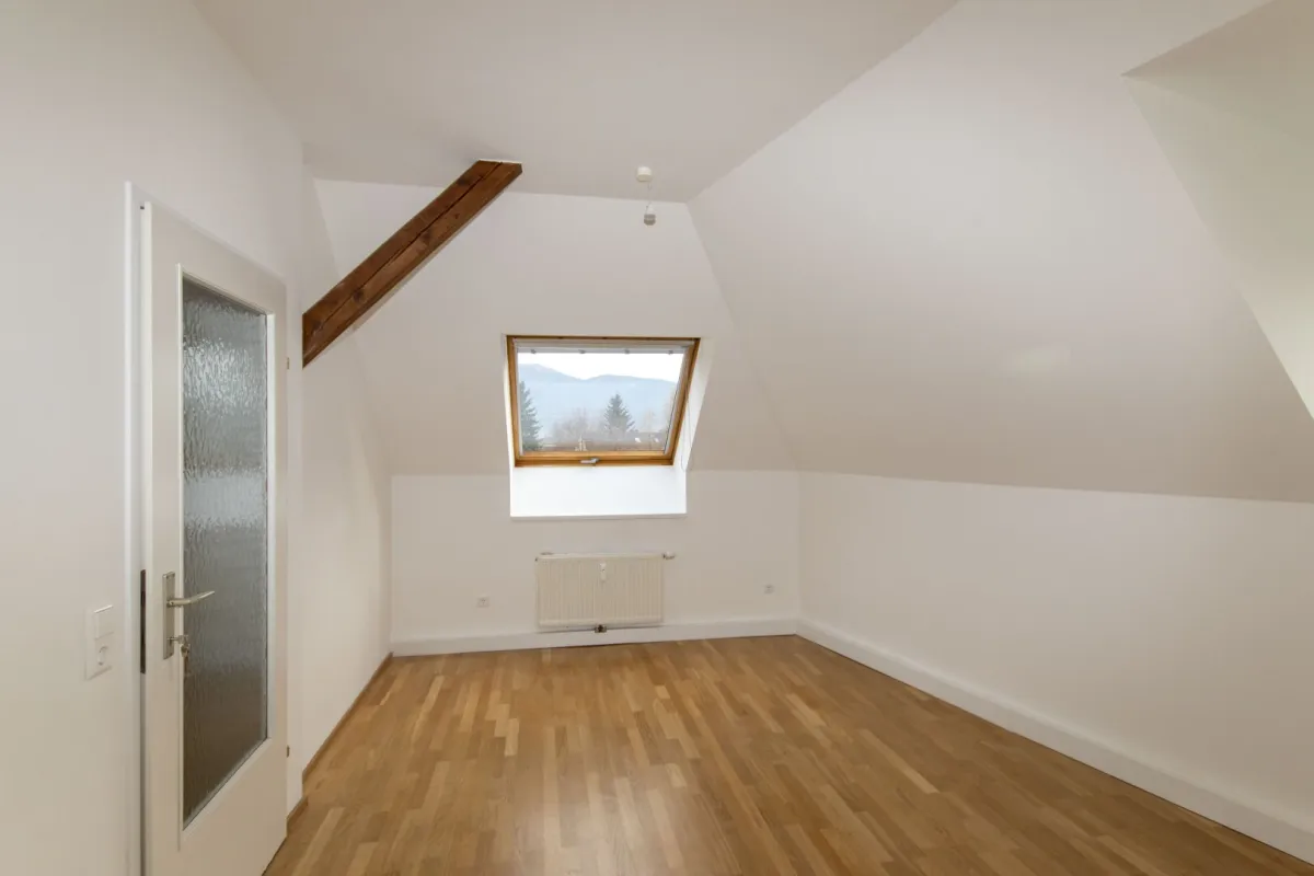 Wunderschöne, teilsanierte Dachgeschoßwohnung - Bild 1