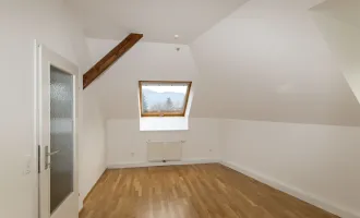 Wunderschöne, teilsanierte Dachgeschoßwohnung