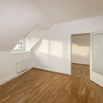 Wunderschöne, teilsanierte Dachgeschoßwohnung - Bild 3