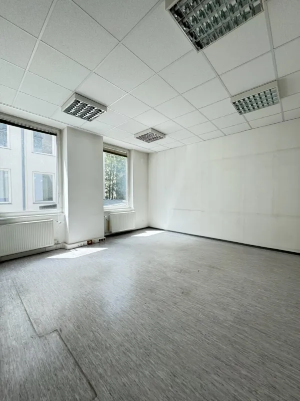 Zentrale Bürofläche mit 10 Zimmern und Stellplatz – ideal für Praxis oder Kanzlei - Bild 1
