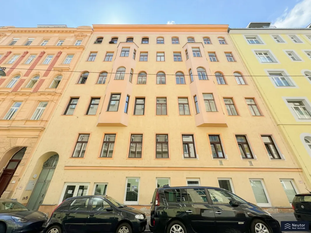 AUSGEZEICHNETE LAGE NÄHE MARIAHILFER STRASSE - DURCHDACHTE RAUMAUFTEILUNG - ALTBAUCHARME AUF 2 ZIMMERN MIT SEPARATER KÜCHE - Bild 1