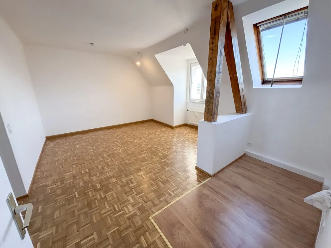 Helle, schön sanierte Dachgeschoßwohnung - Bild 1