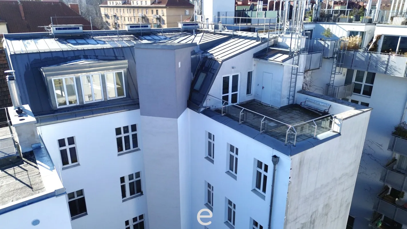 Stadtleben mit Panorama – Stilvolle Dachgeschosswohnung im Gründerzeithaus - Bild 1