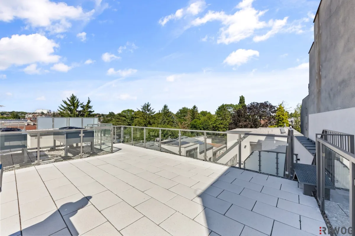 Imposante und sehr helle Dachgeschosswohnung mit 2 Terrassen und hochwertiger Ausstattung in ehemlaigen Fuhrwerkhaus - Bild 1