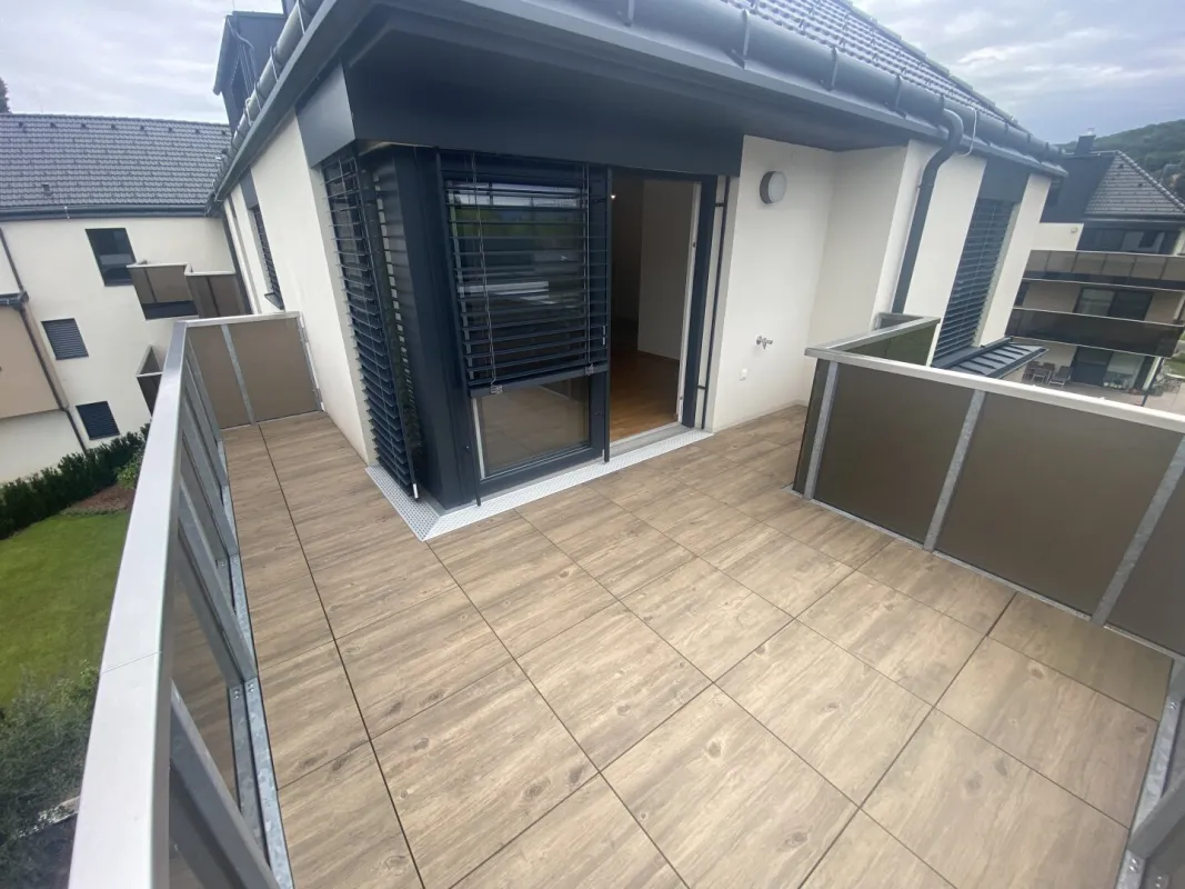 Neu errichtete helle 2 Zimmer Dachgeschoßwohnung mit Balkon und 2 Garagenplätzen - ERSTBEZUG - Bild 1