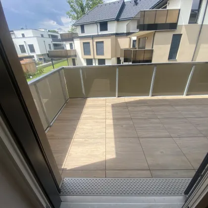 Neu errichtete helle 3 Zimmer  Wohnung mit Balkon und 2 Garagenplätzen - ERSTBEZUG - Bild 3