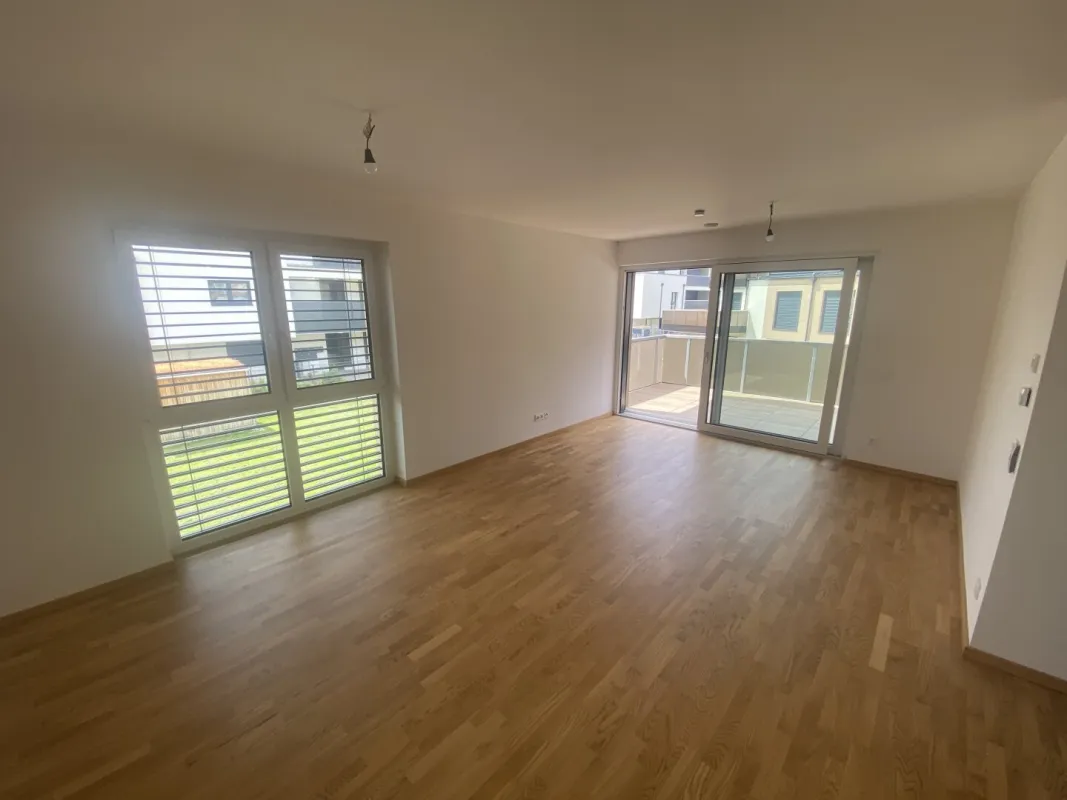 Neu errichtete helle 3 Zimmer  Wohnung mit Balkon und 2 Garagenplätzen - ERSTBEZUG - Bild 1