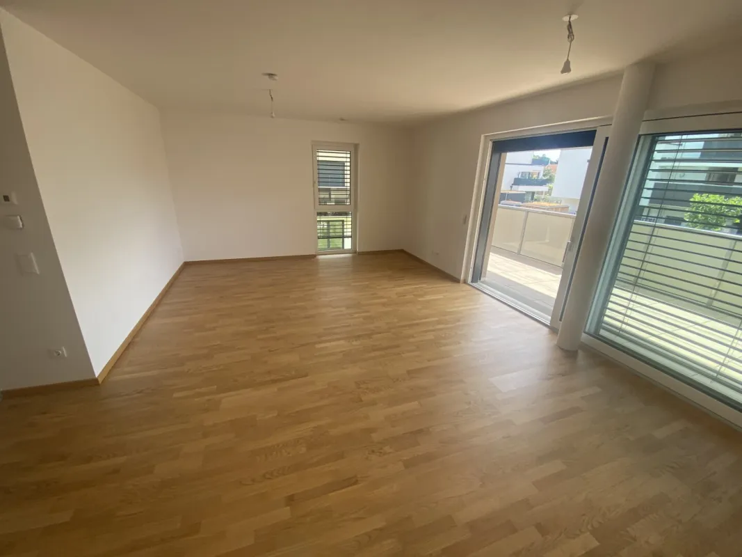 Neu errichtete helle 3 Zimmer  Wohnung mit Balkon und 2 Garagenplätzen - ERSTBEZUG - Bild 1