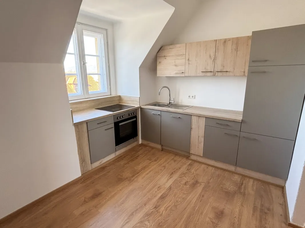 Helle, sanierte Dachgeschoßwohnung mit Fernblick - Bild 1