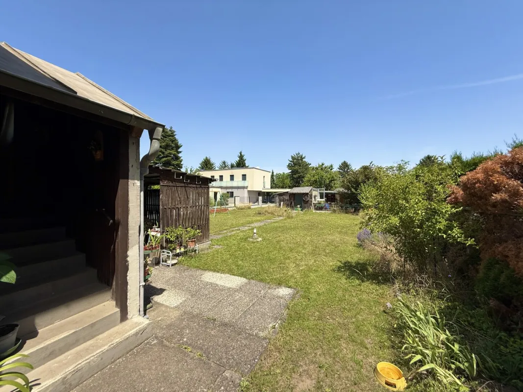 1156 m2 Baugrund mit Potenzial I Ländlich ruhige Lage I Nahe S- Bahn direkt nach Wien I Nahversorger fußläufig erreichbar - Bild 1