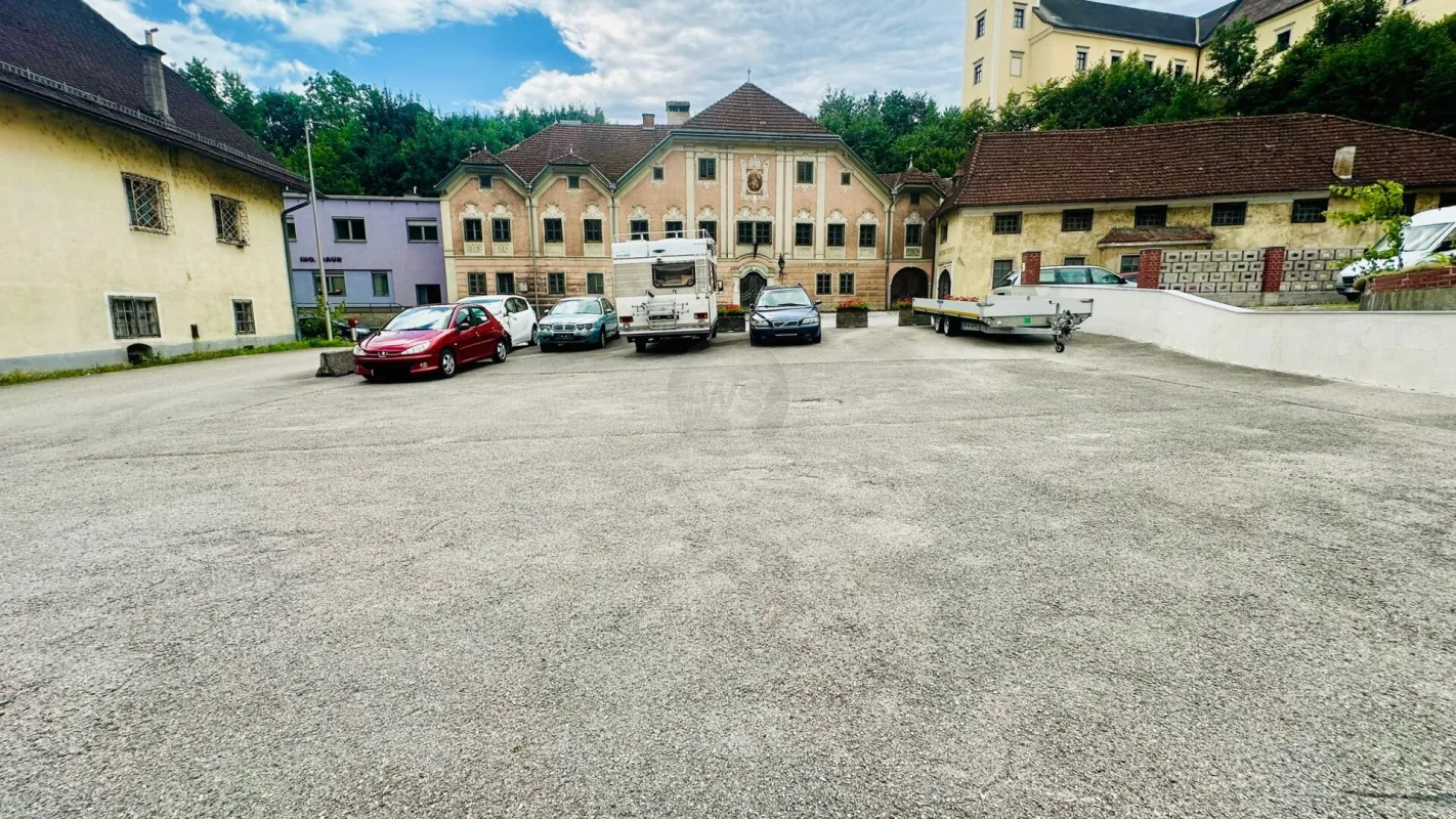 Großzügige Parkfläche von 300 m² zu vermieten - Bild 1