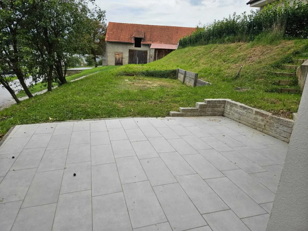 Erdgeschoss 3 Zimmer Wohnung mit 100 m² großem Garten! - Bild 1