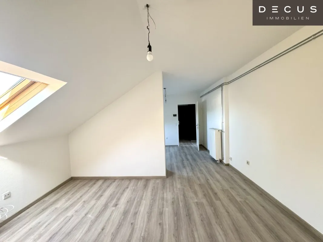| CHARMANTE DACHGESCHOSSWOHNUNG | HELL & ZENTRAL | 4. OG | IDEAL FÜR SINGLES & STUDENTEN | TOP LAGE  | NÄHE UNI - Bild 1