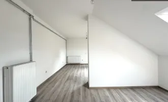 | CHARMANTE DACHGESCHOSSWOHNUNG | HELL & ZENTRAL | 4. OG | IDEAL FÜR SINGLES & STUDENTEN | TOP LAGE | NÄHE UNI