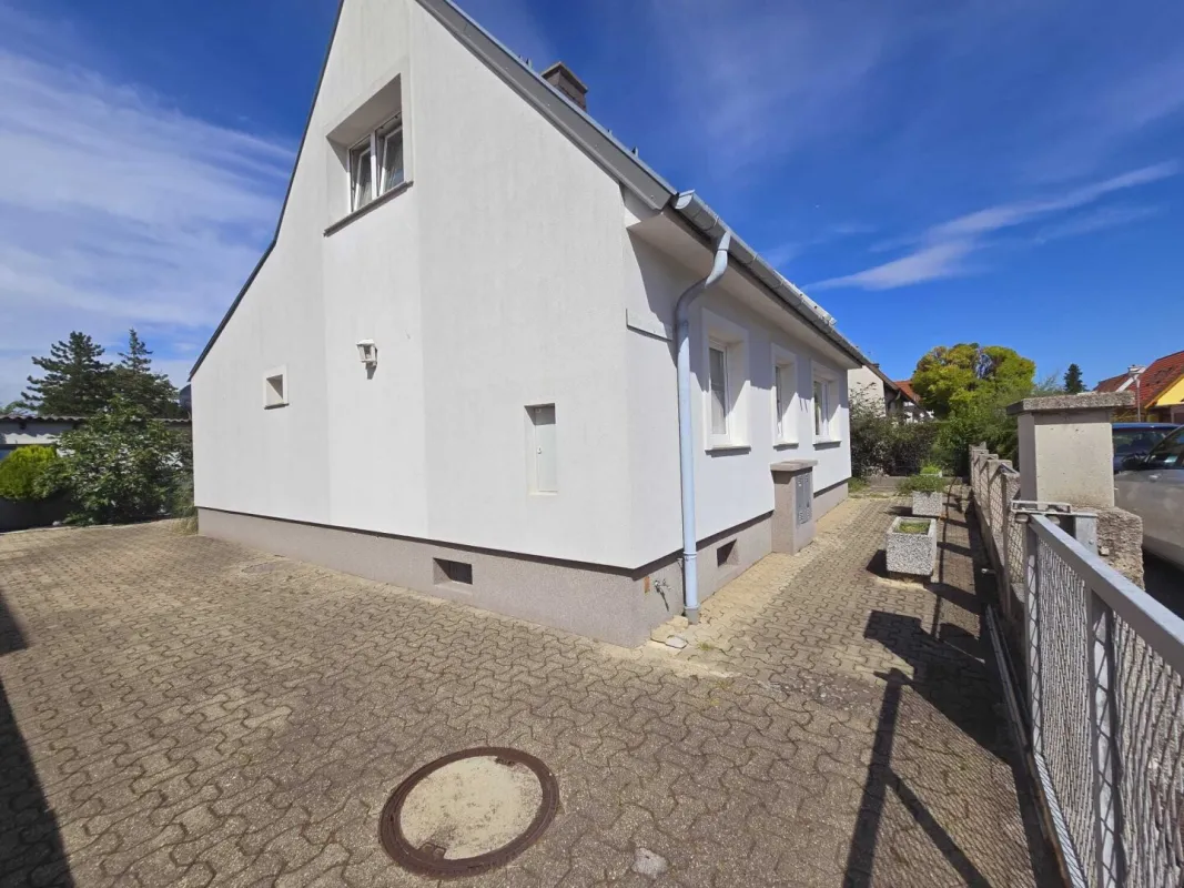 Charmantes Einfamilienhaus 125m² wohnfl. mit 791m²  Garten und überdachte Terrasse und Kaminanschluss in Leobersdorf – S-Bahn in der Nähe! - Bild 1