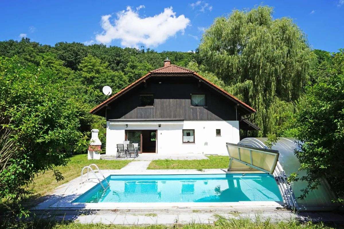 Grünruhelage am Waldrand! Familienidyll mit großem Garten, Schwimmbecken und Sauna - Bild 1