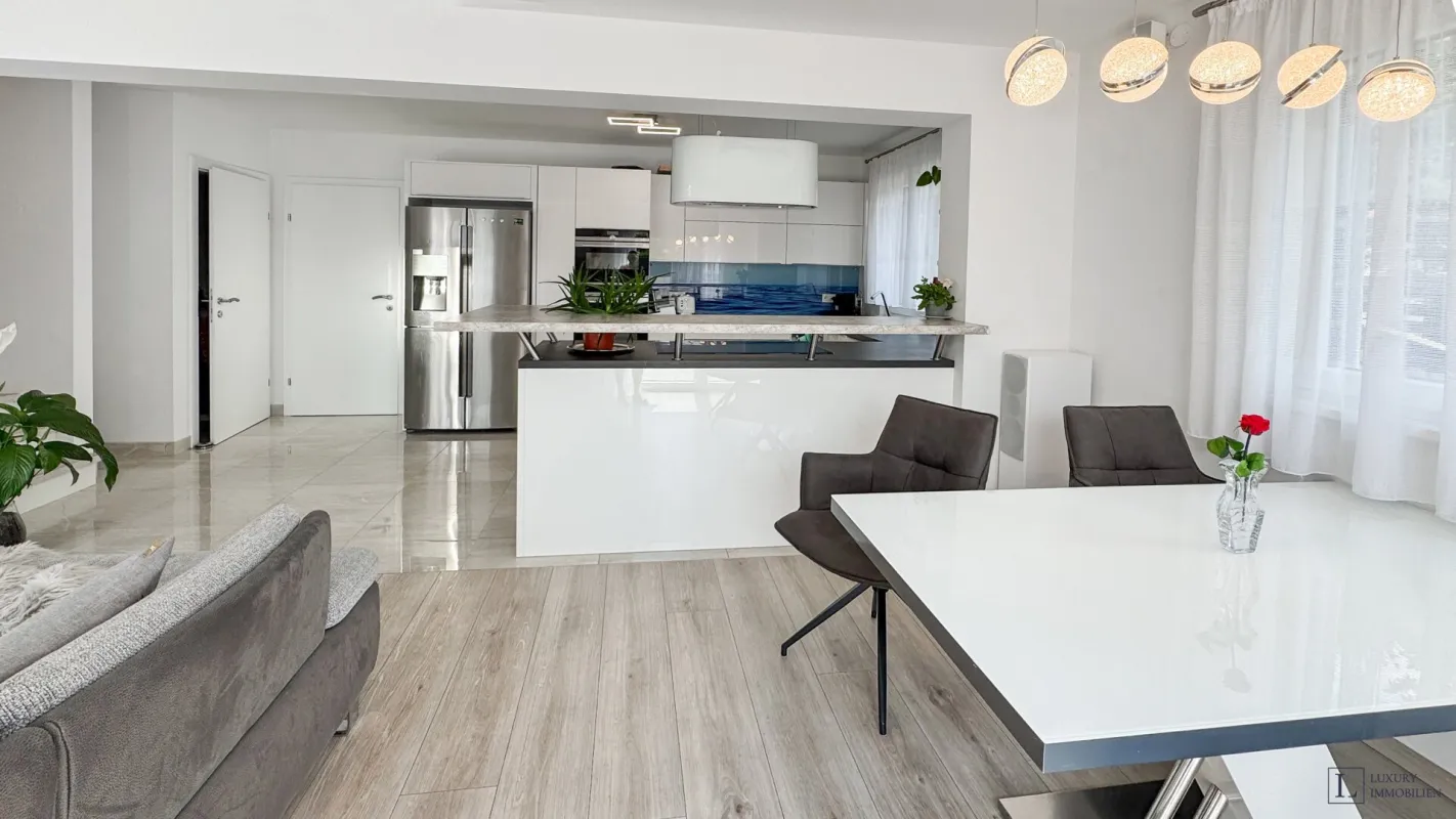 Stilvolles Wohnen in moderner Doppelhaushälfte mit hochwertiger Ausstattung - Bild 1