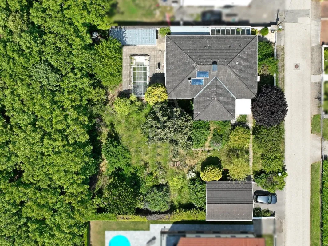 Großes Grundstück mit Einfamilienhaus *Luftwärmepumpe, Pool und Garagen* - Bild 1
