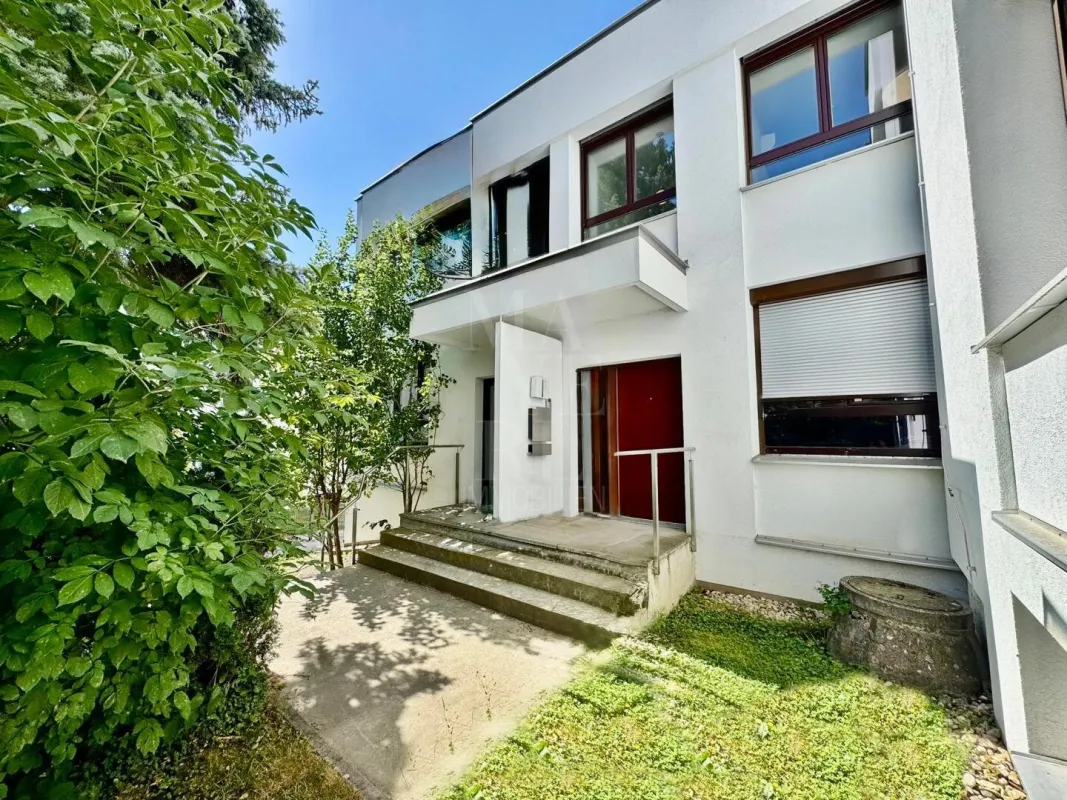 *NEUER PREIS* Terrassenwohnung mit Hauscharakter // Gartenflächen & Pool vor der Tür - Bild 1