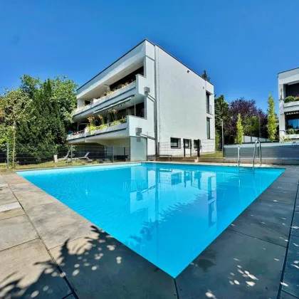 *NEUER PREIS* Terrassenwohnung mit Hauscharakter // Gartenflächen & Pool vor der Tür - Bild 2