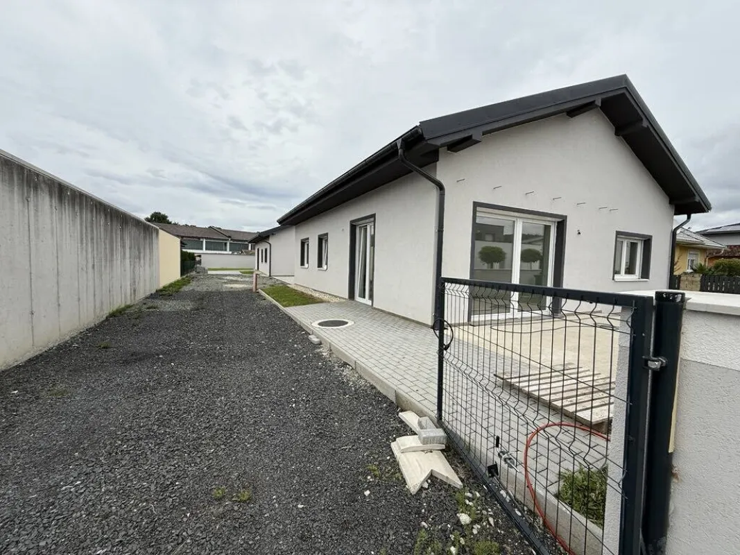 ***HOCHWERTIGER ERSTBEZUG FÜR ZWEI GENERATIONEN - KOMPLETTES DOPPELHAUS IN FRANKENAU*** - Bild 1