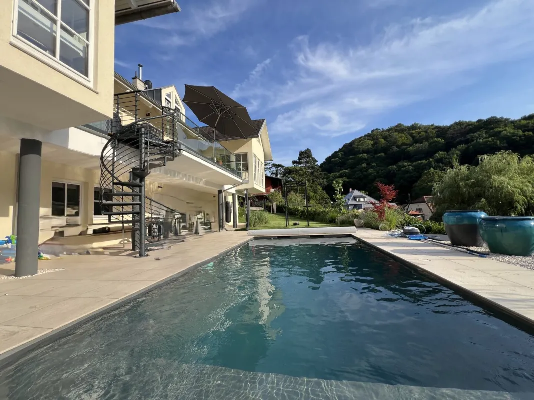 ANWESEN in der HINTERBRÜHL: Traumhaft gelegenes Haus in TOP LAGE mit Weitblick ins Grüne - Bild 1