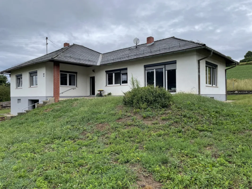 Großzügiger rundum eingezäunter Bungalow in ruhiger und sonniger Ortsrandlage - Bild 1