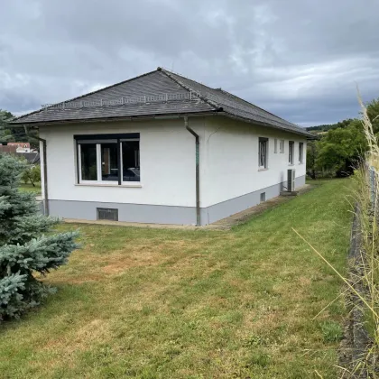 Großzügiger rundum eingezäunter Bungalow in ruhiger und sonniger Ortsrandlage - Bild 3