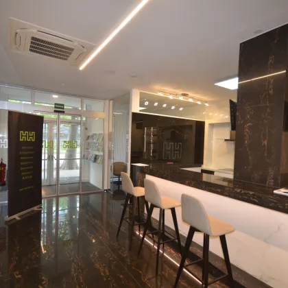 Kleine Hochzeitssaal, attraktive Gewerbefläche, branchenfrei, zu vermieten, ca. 250 m², Nähe UNO City & U-Bahn - Bild 2