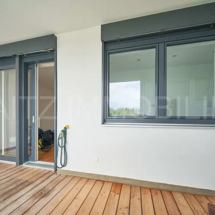 WEIT ÜBER STANDARD! Energieeffiziente, klimatisierte DG-Wohnung mit XL-Loggia. **hofseitiger Grünblick** nahe U4 - Bild 3
