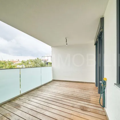 WEIT ÜBER STANDARD! Energieeffiziente, klimatisierte DG-Wohnung mit XL-Loggia. **hofseitiger Grünblick** nahe U4 - Bild 2