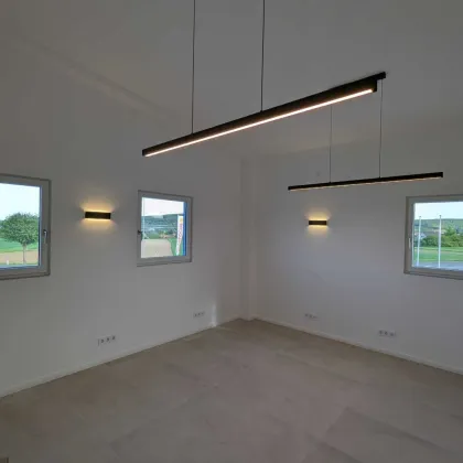 Erstbezug - Hochwertig renoviertes, klimatisiertes Büro mit Parkplätzen im Gewerbepark Pöttelsdorf - Bild 2