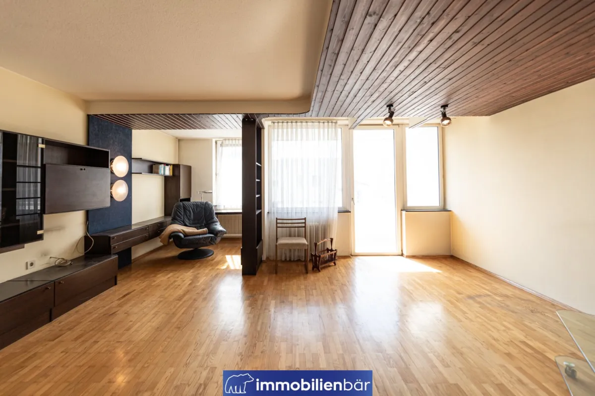 Großzügige 4-Zimmer-Wohnung in ruhiger Lage mit Tiefgaragenplatz - Bild 1