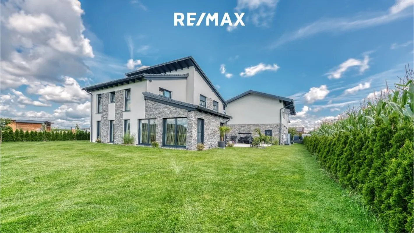 Großzügige Villa + Nebengebäude in Regau - Bild 1