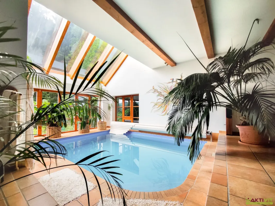 Stilvolles Wohnhaus in Ruhelage mit einzigartigem Wellnessbereich und eigenem Kraftwerk. - Bild 1