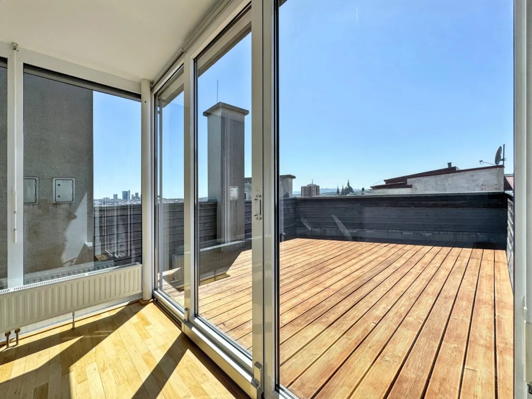 Traumhafte DG-Wohnung mit Terrasse und wunderbarem Ausblick - Nähe U3 - Bild 1