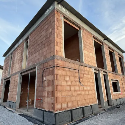 +EXKLUSIVES NEUBAUPROJEKT IN KOTTINGBRUNN+ Stilvolle Doppelhaushälften mit Garten! – Bezugsfertig Q1 / 2026 - Bild 3