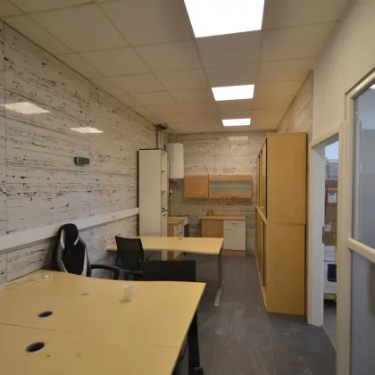 Geschäftslokal mit ca. 100 m² in branchenfreier Nutzung – großer Verkaufsraum, Büro/Personalbereich & eigene Parkplätze - Bild 3