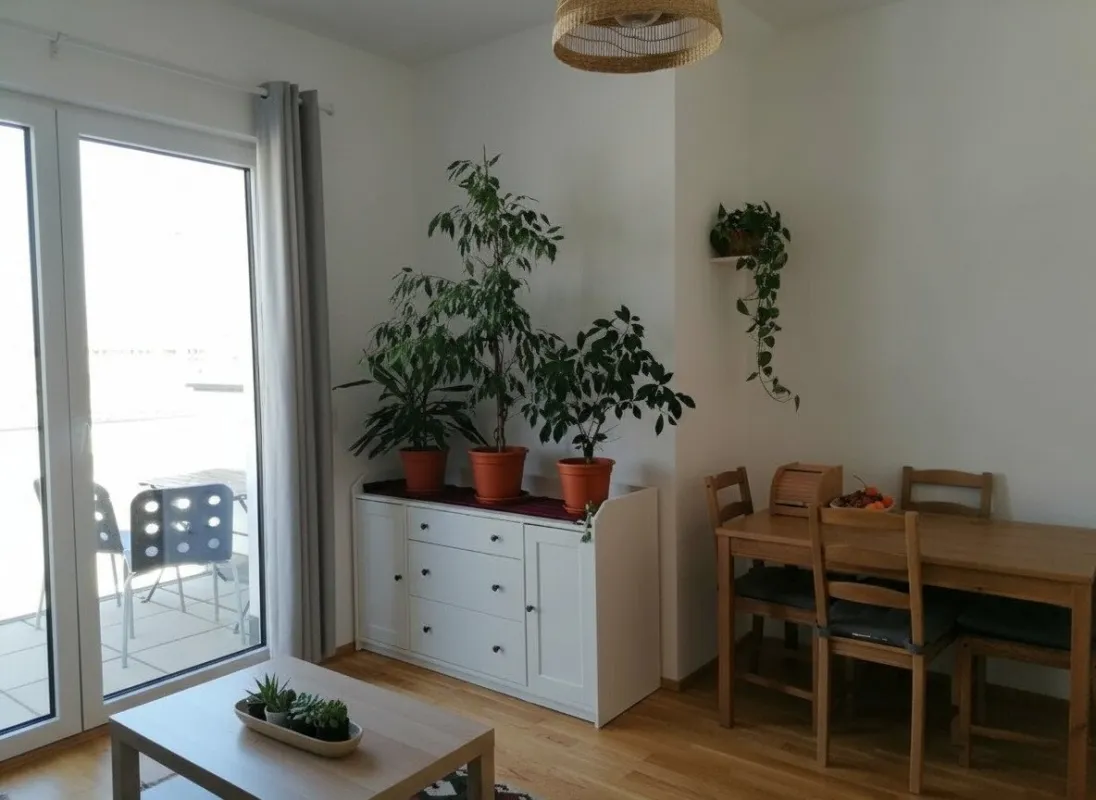 Bbefristet vermietete und klimatisierte 2-Zimmer-Wohnung mit hofeseitiger Terrasse mit opt. Garagenstellplatz! - Bild 1
