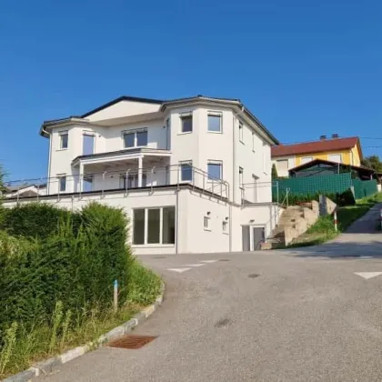 Die moderne Immobilie befindet sich auf einer Anhöhe und sticht dadurch gleich ins Auge. - Bild 2