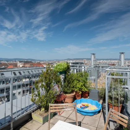 NEUER PREIS: PERFEKTER BLICK ÜBER WIEN - GEMÜTLICHE 6 ZIMMER DACHGESCHOSSWOHNUNG AUF ZWEI EBENEN mit schöner DACHTERRASSE - Bild 2