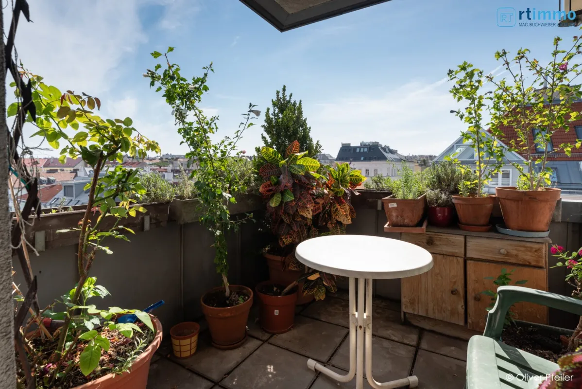 NEUER PREIS: PERFEKTER BLICK ÜBER WIEN - GEMÜTLICHE 6 ZIMMER DACHGESCHOSSWOHNUNG AUF ZWEI EBENEN mit schöner DACHTERRASSE - Bild 1