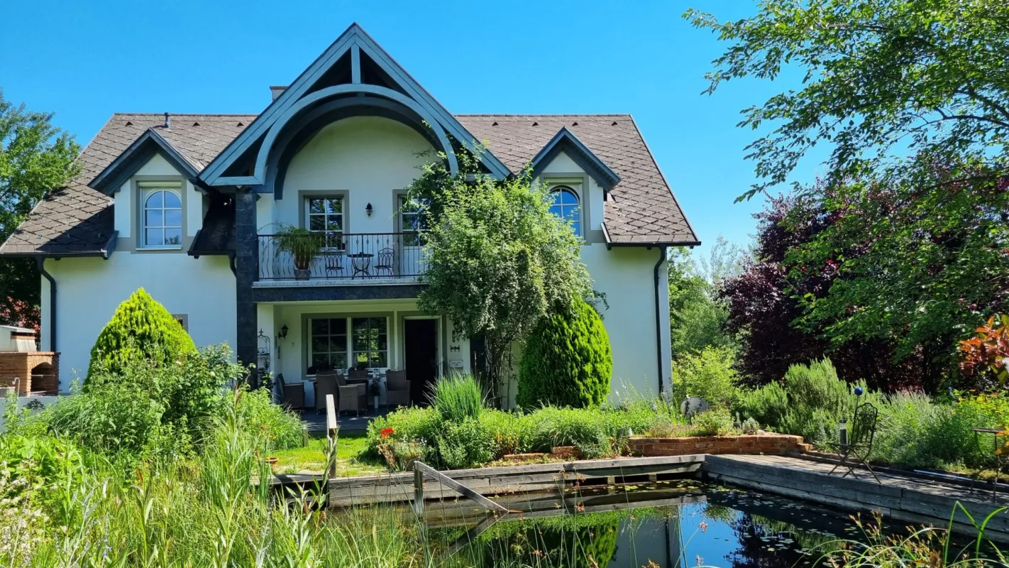 Luxus und Wohlbefinden - Traumvilla mit uneinsehbarem Garten in Grünlage - Bild 1