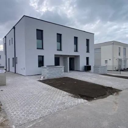 Moderne Doppelhaushälfte in Parndorf: Erstbezug mit Garten und Terrasse! - Bild 3
