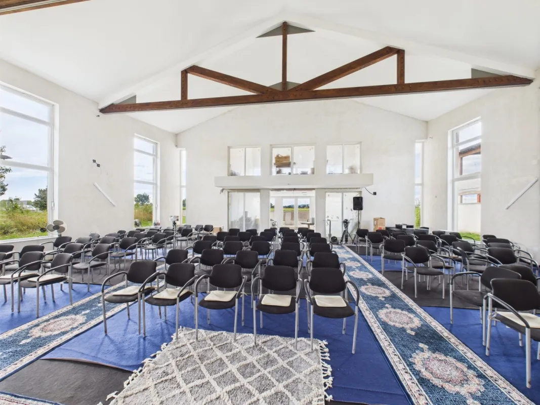 Versammlunghalle / Kirche und Verwaltungsgebäude - Bild 1